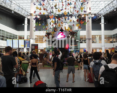 Zaventem, Belgien - Juli 23, 2018: EIN DJ spielt Musik nach dem tomorrowland Festival am Flughafen Brüssel. Stockfoto