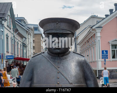 Oulu, Finnland - 26. Juli 2018: Bild des Topolliisi eine Bronzestatue eines Polizisten, hergestellt von dem Bildhauer Kaarlo Mikkonen. Stockfoto