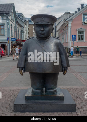 Oulu, Finnland - 26. Juli 2018: Bild des Topolliisi eine Bronzestatue eines Polizisten, hergestellt von dem Bildhauer Kaarlo Mikkonen. Stockfoto