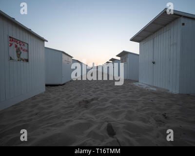 Oostende, Belgien - 7 August, 2018: Strand Kabinen, von denen einige am Strand von Oostende Schlagwörter, in den frühen Morgenstunden. Stockfoto