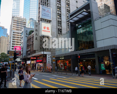 Central, Hong Kong - 1. November 2017: eine Straße Szene der Queen's Road Central Hong Kong. Der geschäftigen Boulevard mit Geschäften, Restaurants und o gepunktete Stockfoto