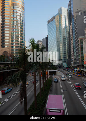 Central, Hong Kong - 1. November 2017: Ein Foto von der Fußgängerbrücke, die läuft über Connaught Road Central Hong Kong übernommen. Fußgängerzone br Stockfoto