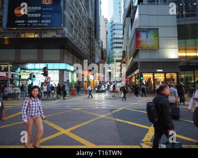 Central, Hong Kong - 1. November 2017: Die Massen an der Des Voeux Road Central, während der Eva. Stockfoto