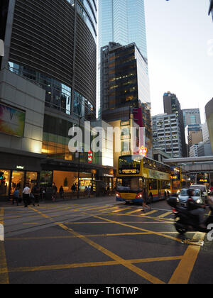 Central, Hong Kong - 1. November 2017: ein Foto von einem der vielen doubledeck Busse fahren auf Des Voeux Road Central Hong Kong. Stockfoto