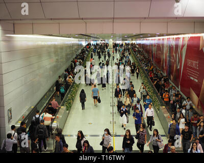 Central, Hong Kong - 1. November 2017: Der Hektik von Hong Kong Central Station während der Rush Hour. Stockfoto
