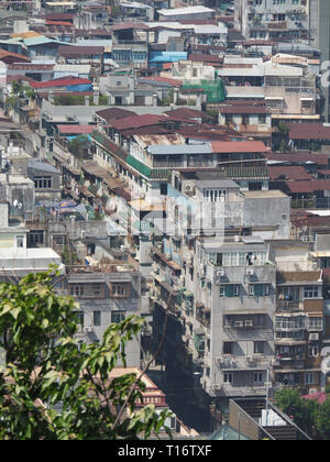 Macau, China - 2 November 2017: Ein Meer von Apartment Gebäuden zeigen ein gutes Bild von den dicht besiedelten Macau. Stockfoto