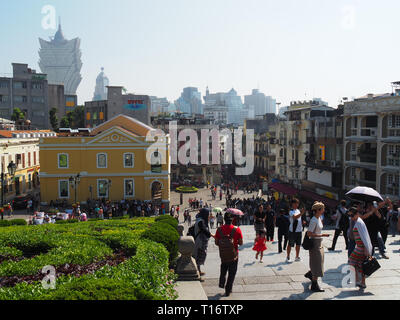 Macau, China - November 2, 2017: Ein Bild des touristischen - Macau von der Ruinen von St. Paul's gefüllt. Stockfoto