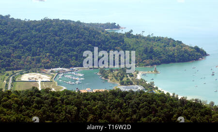 KEDAH, Langkawi, Malaysia - Apr 09, 2015: Blick vom Gipfel des Gunung Mat Chinchang Berg Stockfoto