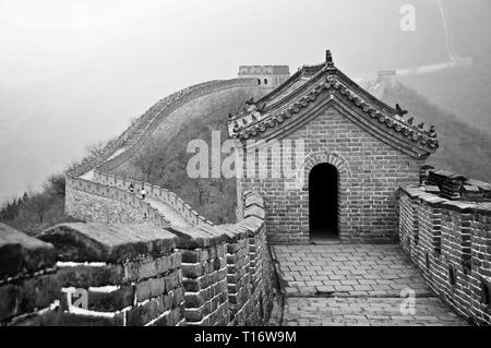 Chinesische Mauer bei Mutianyu in der Nähe von Beijing, Schwarz und Weiß Stockfoto