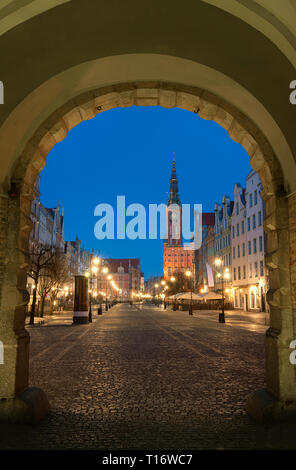 Long Lane oder Dlugi Targ bei Nacht, Danzig, Polen. Traditionelle Häuser und das Rathaus. Stockfoto