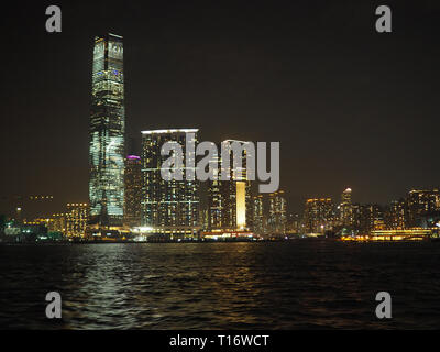 Central, Hong Kong - 2. November 2017: Eine Ansicht von der Kowloon Skyline bei Nacht vom Victoria Harbour. Stockfoto