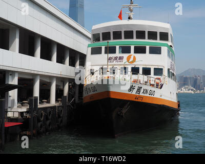 Central, Hong Kong - 3. November 2017: Ein Bild von einer Fähre in der Zentralen Ferry Pier Nr. 5 in Hong Kong. Stockfoto