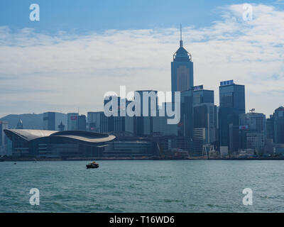 Central, Hong Kong - 3. November 2017: Die Skyline von Hong Kong mit der Convention und Exhibition Centre auf der linken Seite. Stockfoto