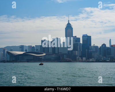 Central, Hong Kong - 3. November 2017: Die Skyline von Hong Kong mit der Convention und Exhibition Centre auf der linken Seite. Stockfoto