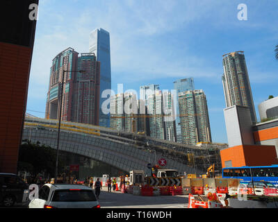 Kowloon, Hong Kong - 3. November 2017: Die Baustelle des West Kowloon Bahnhof mit den Himmel 100 Turm im Hintergrund, umgeben von Stockfoto