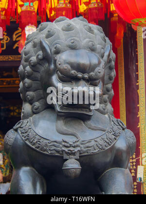 Kowloon, Hong Kong - November 03, 2017: Die bronzestatue eines chinesischen Drachen in der Nähe der Wong Tai Sin Tempel in Hong Kong. Stockfoto