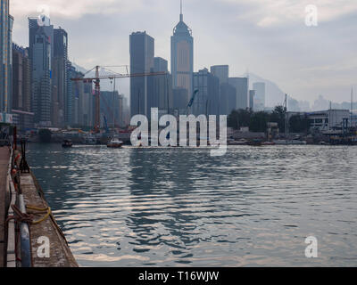 Central, Hongkong - November 5, 2017: Ein Bild der Skyline von Hongkong, von der Insel östlichen Korridor gesehen. Stockfoto