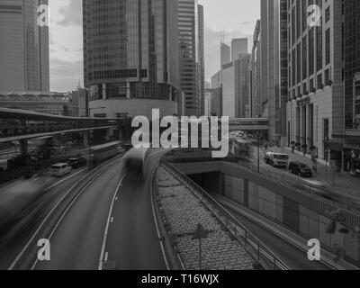 Central, Hong Kong - 6. November 2017: Schwarz-Weiß-Bild vom Connaught Road genommen. Stockfoto