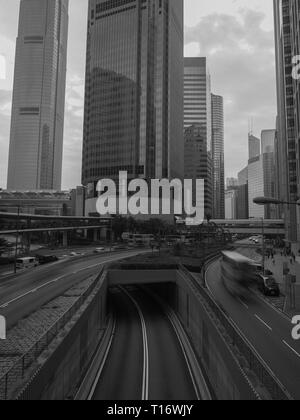 Central, Hong Kong - 6. November 2017: Schwarz-Weiß-Bild vom Connaught Road genommen. Stockfoto