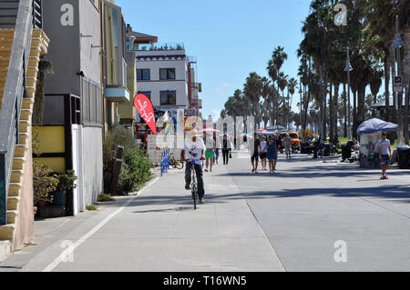 Los Angeles, USA - 3. November 2015: Menschen zu Fuß entlang der Geschäfte von Venice Beach. Stockfoto