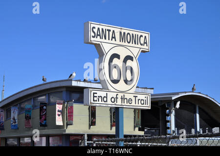SANTA MONICA - USA 3 NOVEMBER 2015: ein Zeichen am Santa Monica Pier zeigt das Ende der Route 66 Trail. Stockfoto