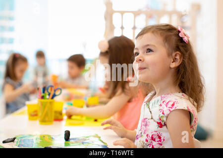 Gruppe der Vorschule Kinder im Zeichnen und Basteln eingerückt Stockfoto