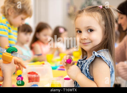 Glückliche Kinder, Kunst und Handwerk in der Kindertagesstätte Stockfoto