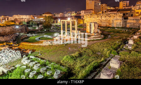 Hadrian's Bibliothek, im Stadtteil Monastiraki, Athen, Griechenland. Es wurde vom römischen Kaiser Hadrian im AD132 gebaut. Die Spalten in der Mitte heißt Tetraco Stockfoto