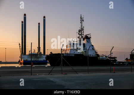 Dezember 29, 2018 - Abu Dhabi, VAE: Abendlicher Blick von Zayed Port mit angedockten Schiffe und Bohrinseln Stockfoto