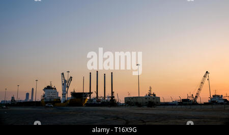 Dezember 29, 2018 - Abu Dhabi, VAE: Abendlicher Blick von Zayed Port mit angedockten Schiffe und Bohrinseln Stockfoto