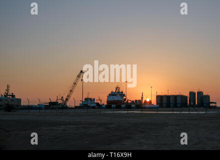 Dezember 29, 2018 - Abu Dhabi, VAE: Abendlicher Blick von Zayed Port mit angedockten Schiffe und Bohrinseln Stockfoto