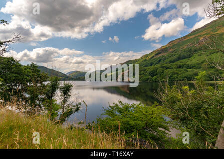 Blick auf den ruhigen Gewässern der Llyn Gwynant, Wales, Vereinigtes Königreich Stockfoto