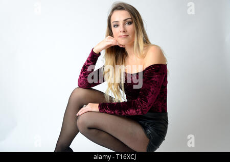 Schöne polnische Modell. Gut gebaute Mädchen mit kastanienbraunen Top, schwarze Shorts und Strümpfe. Stockfoto