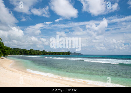 Wellen auf Anse Barbarons an der Westküste von Mahe, Seychellen Stockfoto