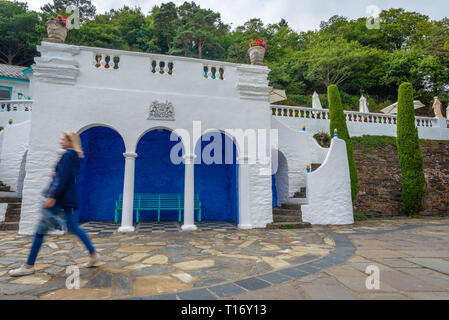 Cerulean und weiße Küste Pavillon und Unschärfe Bild einer Frau zu Fuß durch, Portmeirion, Gwynedd, Wales, Vereinigtes Königreich Stockfoto