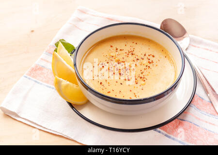 Traditionelle Linsensuppe in einer weißen Platte auf hölzernen Tisch Stockfoto