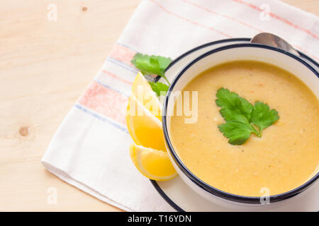 Traditionelle Linsensuppe in einer weißen Platte auf hölzernen Tisch Stockfoto