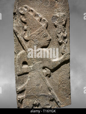 Nahaufnahme des Hethitischen monumentale Relief ofa Gott wahrscheinlich Holding Fangstangen. Ende der hethitischen Zeit - 900-700 BC. Adana Archeologie Museum, T Stockfoto