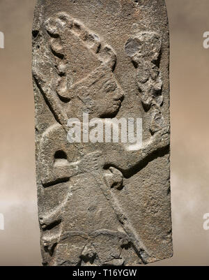 Hethiter monumentale Relief ofa Gott wahrscheinlich Holding Fangstangen. Ende der hethitischen Zeit - 900-700 BC. Archäologisches Museum Adana, Türkei. Stockfoto