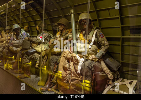 Eine exemplarische Vorgehensweise Douglas C-47 Fallschirmjäger ebene Erfahrung innerhalb der Operation Neptune Gebäude, das Airborne Museum, Sainte-Mère-Eglise, Normandie. Stockfoto