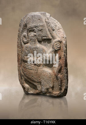 Hethiter monumentale Relief Skulptur eines Sitzenden. Ende der hethitischen Zeit - 900-700 BC. Archäologisches Museum Adana, Türkei. Stockfoto