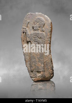 Hethiter monumentale Relief einer Figur mit einem Dokument. Archäologisches Museum Adana, Türkei. Vor grauem Hintergrund Kunst Stockfoto