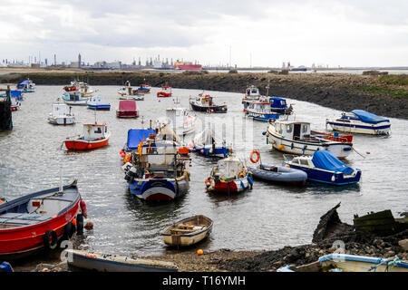 Angeln und Boote in Paddys Loch Hafen, teesmouth Cleveland Redcar, Großbritannien Stockfoto