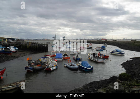 Angeln und Boote in Paddys Loch Hafen, teesmouth Cleveland Redcar, Großbritannien Stockfoto