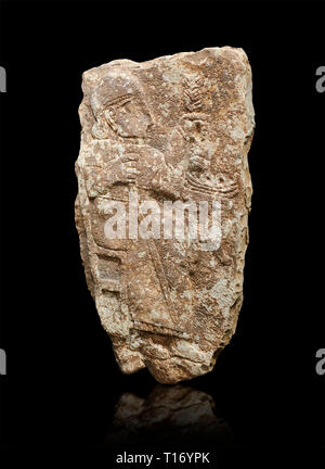 Hethiter monumentale Relief Skulptur eines sitzende Holding eine Weintraube. Archäologisches Museum Adana, Türkei. Vor einem schwarzen Hintergrund Stockfoto