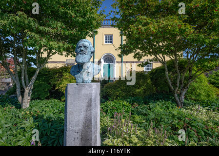 Bronze Skulptur von Alfred Russel Wallace in der Nationalen Botanischen Garten von Wales Carmarthenshire, Wales. Stockfoto