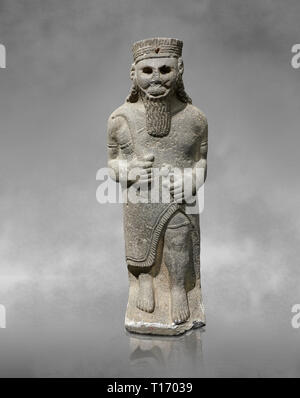 Hethiter baslat sculptute eines männlichen, Ende der hethitischen Zeit - 900-700 BC. Archäologisches Museum Adana, Türkei. Vor grauem Hintergrund Kunst Stockfoto