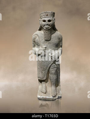 Hethiter baslat sculptute eines männlichen, Ende der hethitischen Zeit - 900-700 BC. Archäologisches Museum Adana, Türkei. Stockfoto