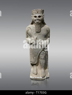 Hethiter baslat sculptute eines männlichen, Ende der hethitischen Zeit - 900-700 BC. Archäologisches Museum Adana, Türkei. Auf grauem Hintergrund Stockfoto