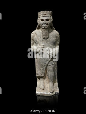 Hethiter baslat sculptute eines männlichen, Ende der hethitischen Zeit - 900-700 BC. Archäologisches Museum Adana, Türkei. Vor einem schwarzen Hintergrund Stockfoto